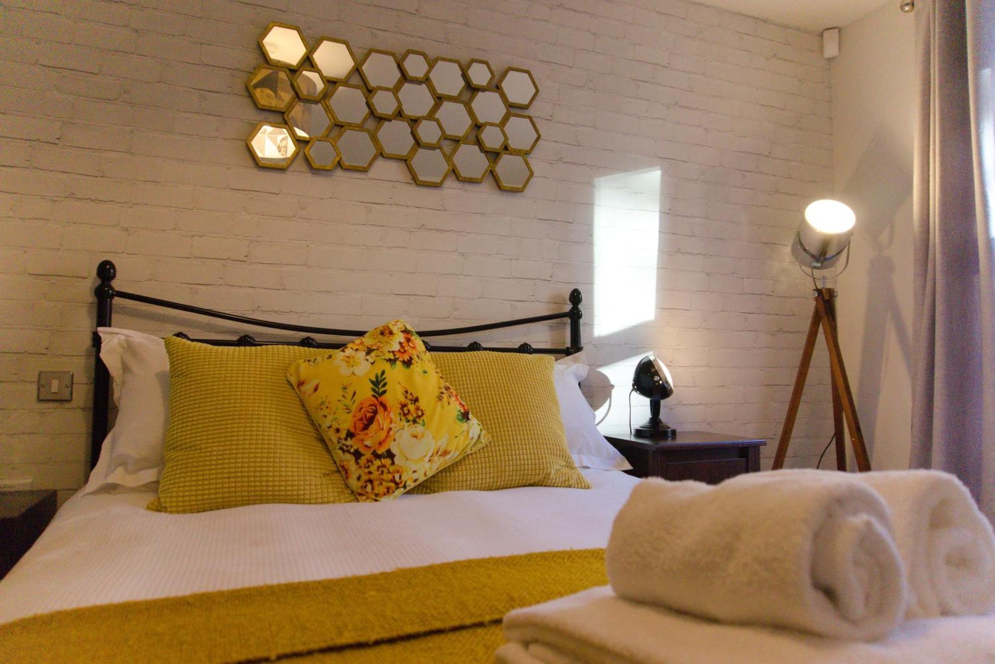 Russet Quarter, Parking Subject To Availability Apartment ยอร์ค ภายนอก รูปภาพ