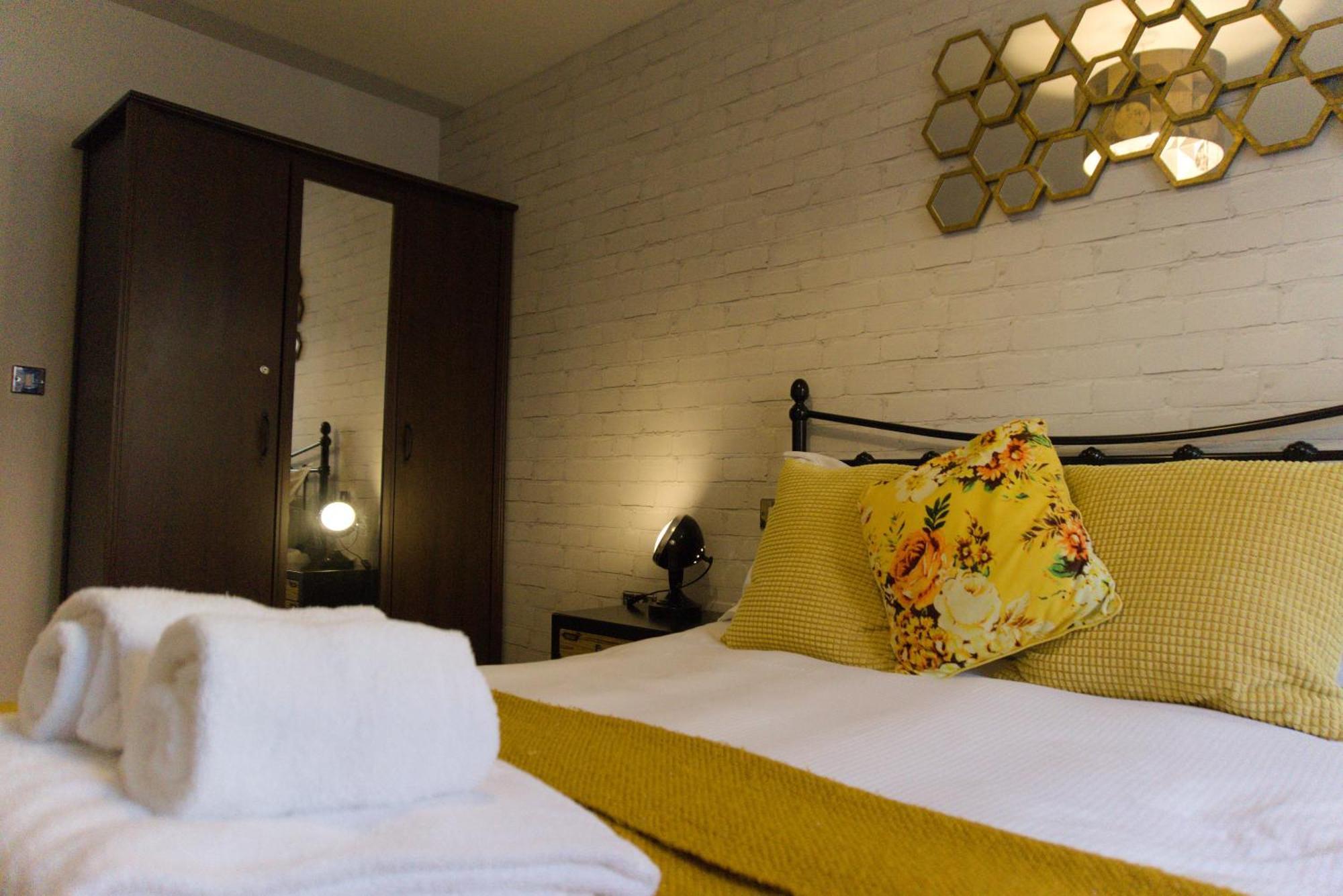 Russet Quarter, Parking Subject To Availability Apartment ยอร์ค ภายนอก รูปภาพ