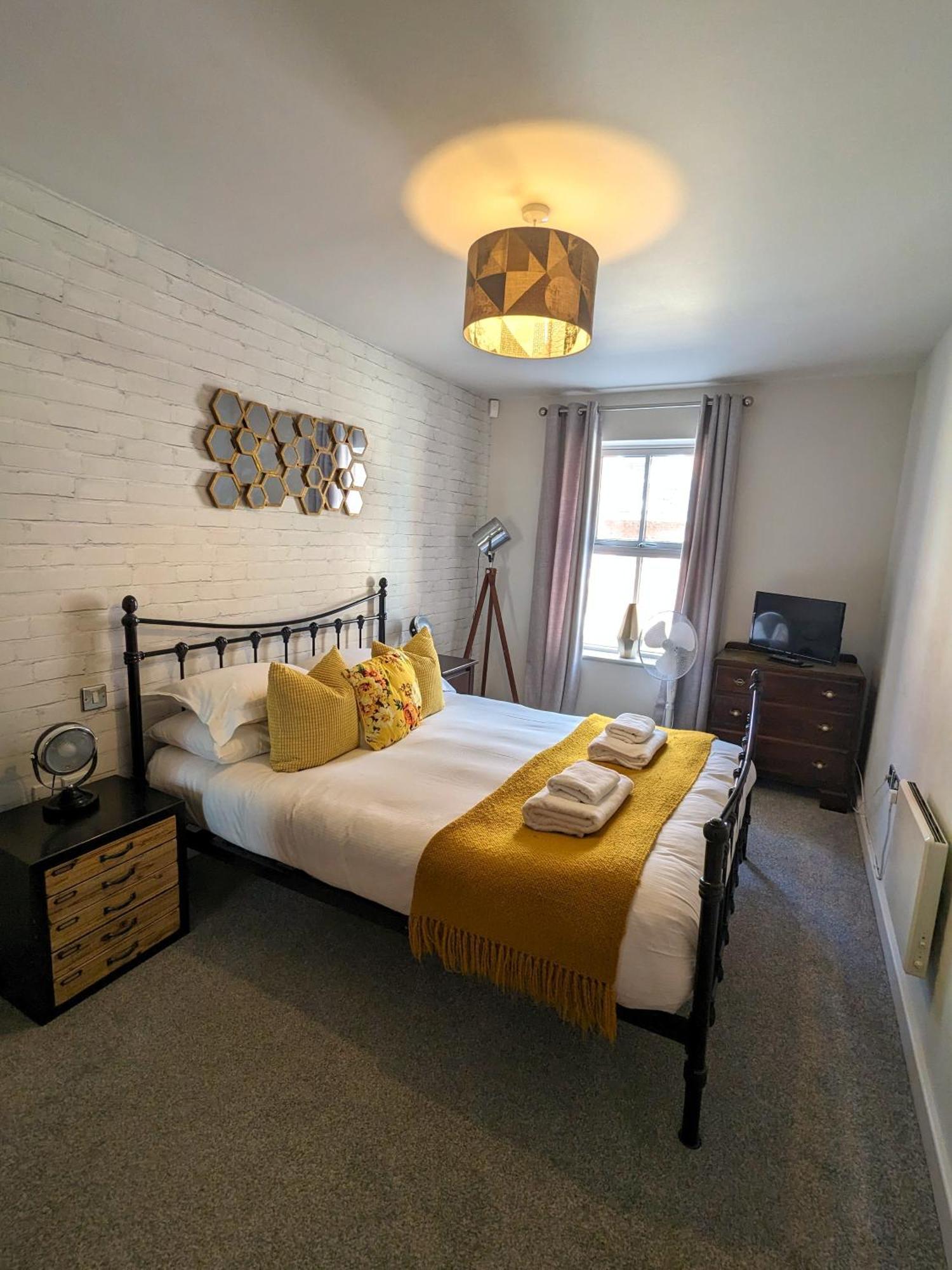Russet Quarter, Parking Subject To Availability Apartment ยอร์ค ภายนอก รูปภาพ